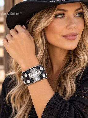 Gorgeous new crystal rhinestone black leather western cuff bracelet cowgirl